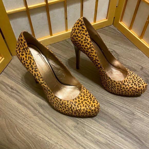 BCBG Leopard pony hair pump with 4 1/2 to 5 inch heel and 1 inch platform - Picture 3 of 6